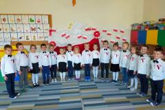 Przedszkolaki śpiewają hymn narodowy
