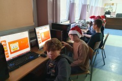 Na lekcji informatyki, uczniowie klasy 5a tworzyli prezentację multimedialną o tematyce Świąt Bożego Narodzenia.